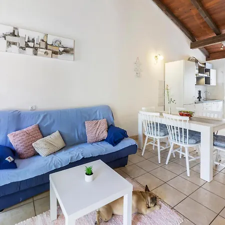 2 Bedroom Amazing In Cervar Porat Dom wakacyjny Poreč