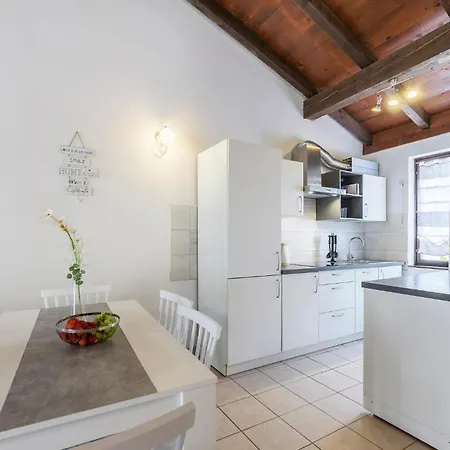 2 Bedroom Amazing In Cervar Porat
