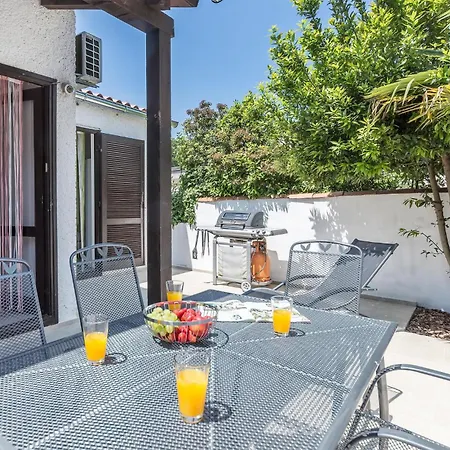 Dom wakacyjny 2 Bedroom Amazing In Cervar Porat