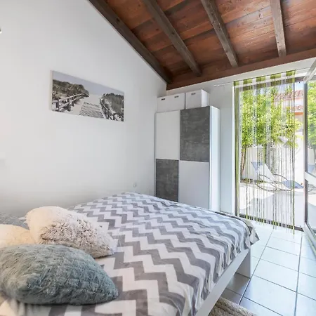 Dom wakacyjny 2 Bedroom Amazing In Cervar Porat *