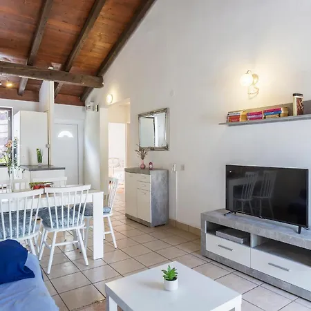 2 Bedroom Amazing In Cervar Porat Dom wakacyjny